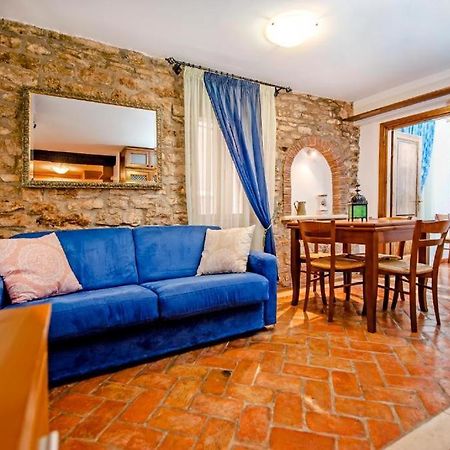 Apartments Casa Rubeus Ровин Екстериор снимка