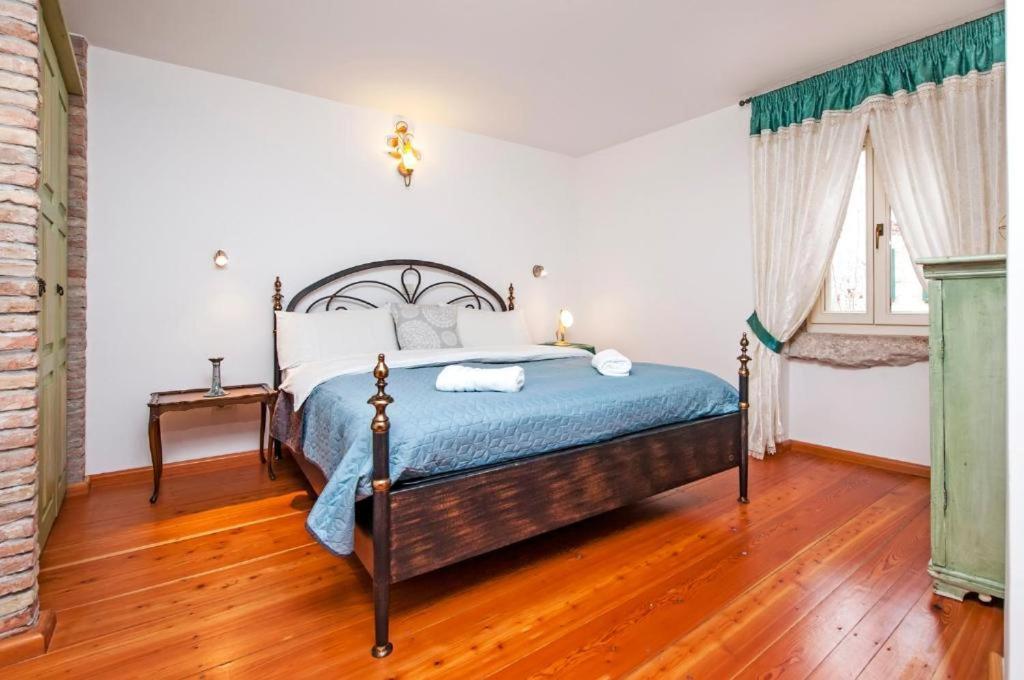 Apartments Casa Rubeus Ровин Екстериор снимка