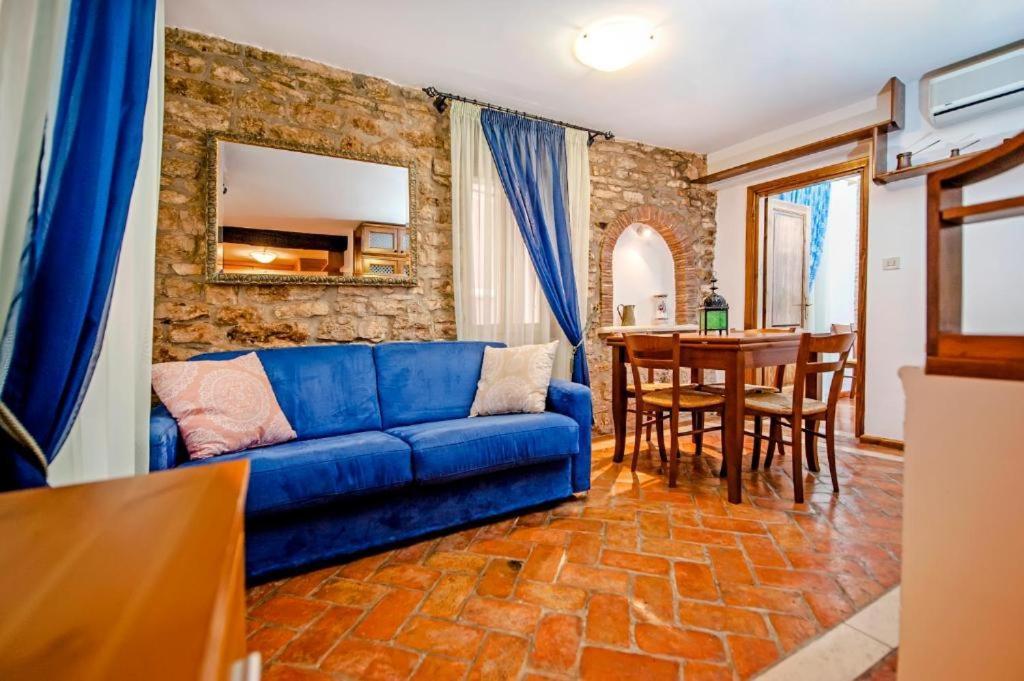 Apartments Casa Rubeus Ровин Екстериор снимка