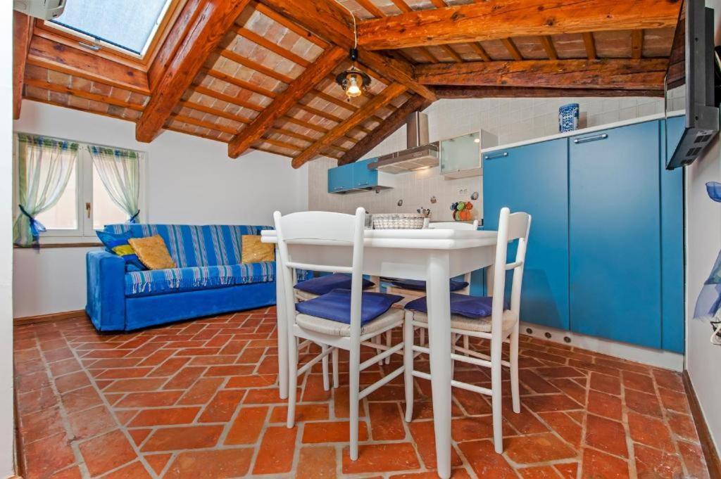 Apartments Casa Rubeus Ровин Екстериор снимка